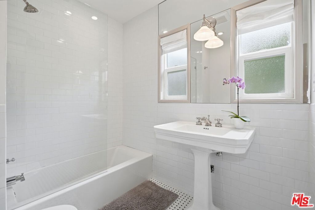 Image 10 of property listing at 6418 Waring Avenue, Los Angeles, CA 90038