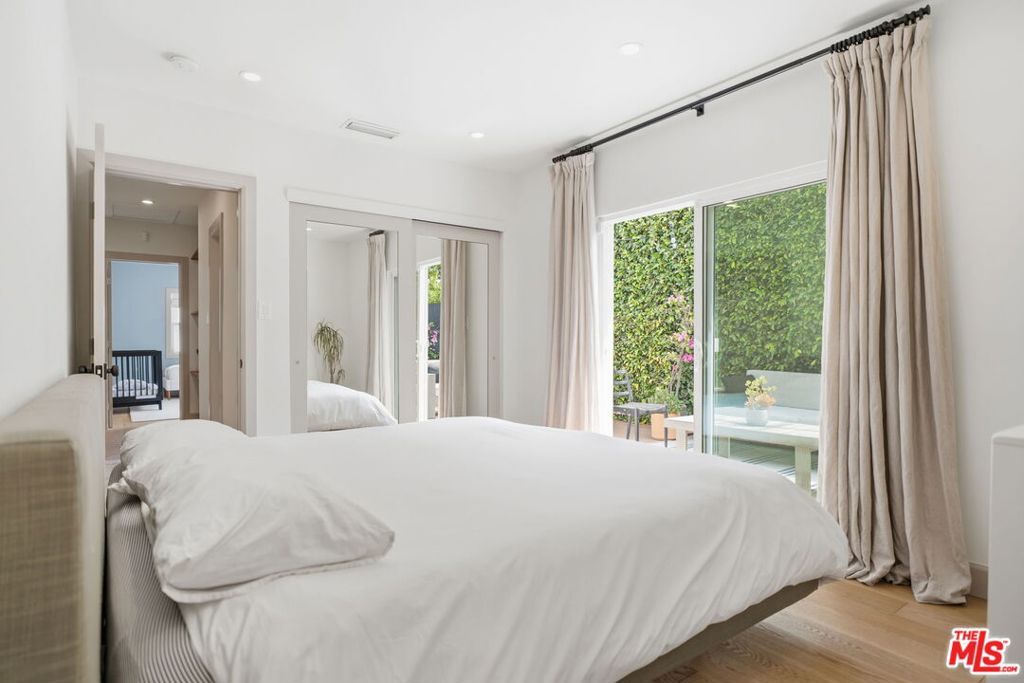 Image 6 of property listing at 6418 Waring Avenue, Los Angeles, CA 90038