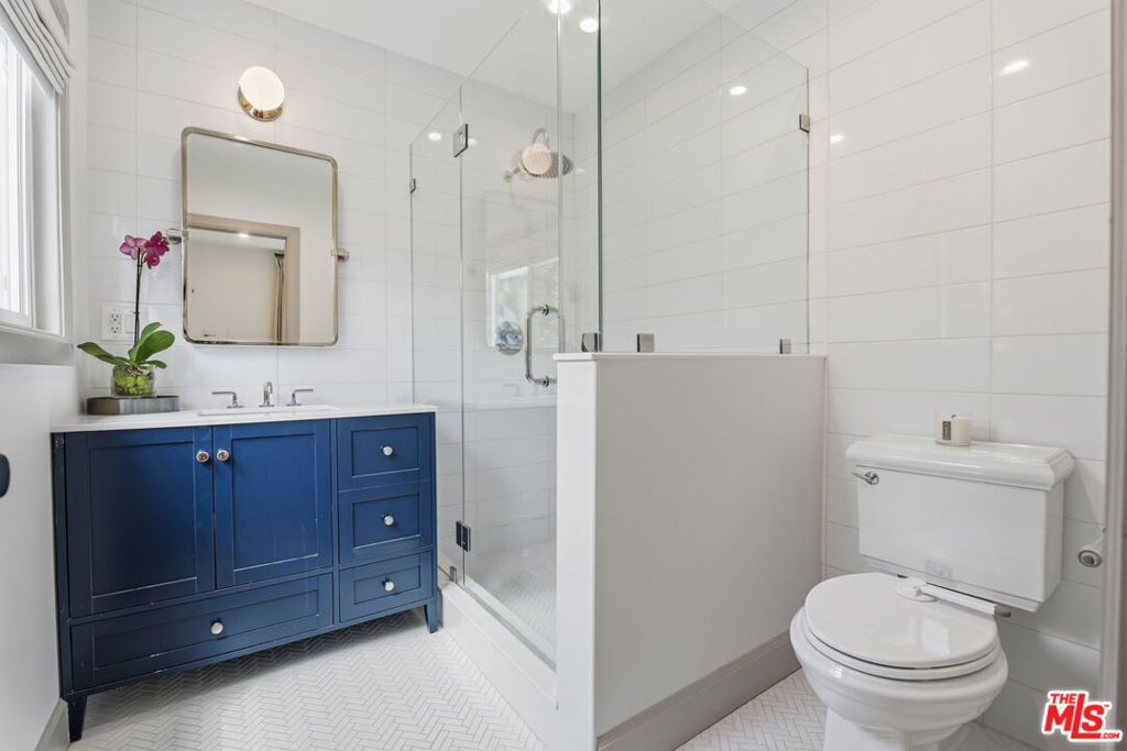 Image 8 of property listing at 6418 Waring Avenue, Los Angeles, CA 90038