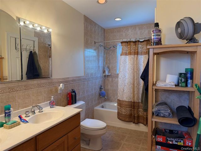 8835 75th Avenue, Glendale, NY 11385