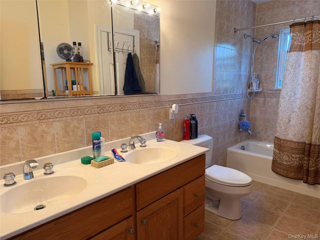 8835 75th Avenue, Glendale, NY 11385