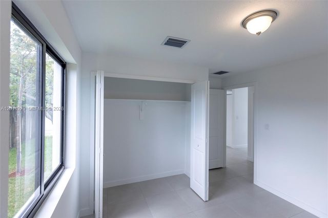 9151 NW 32 Ave, Miami, FL 33147