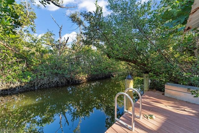 1056 S Yachtsman DR, Sanibel, FL 33957
