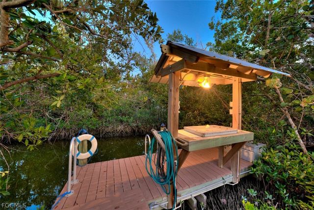 1056 S Yachtsman DR, Sanibel, FL 33957