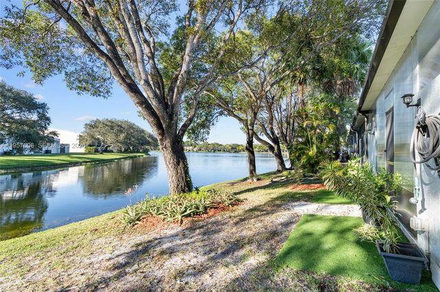 1064 NW 97th Ave, Pembroke Pines, FL 33024