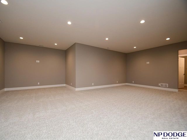 2740 South Creek Road, Lincoln, NE 68516