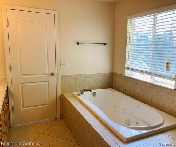 1070 Arthur Drive, Troy, MI 48083