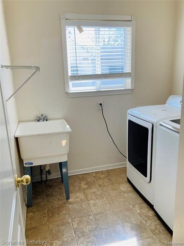 1070 Arthur Drive, Troy, MI 48083