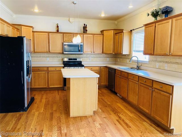 1070 Arthur Drive, Troy, MI 48083