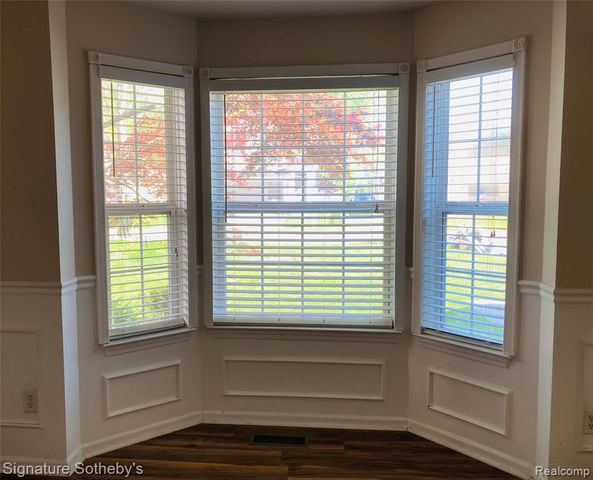 1070 Arthur Drive, Troy, MI 48083