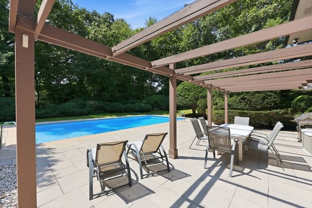 200 Crestview Circle, Longmeadow, MA 01106