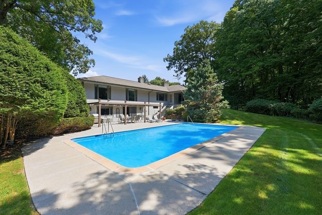 200 Crestview Circle, Longmeadow, MA 01106