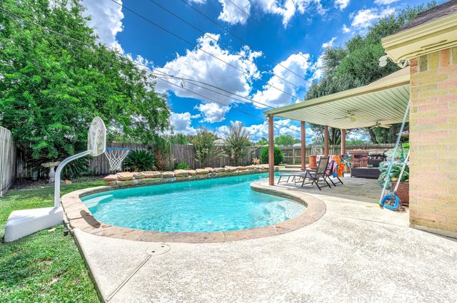 8642 Sunny Ridge Drive, Houston, TX 77095