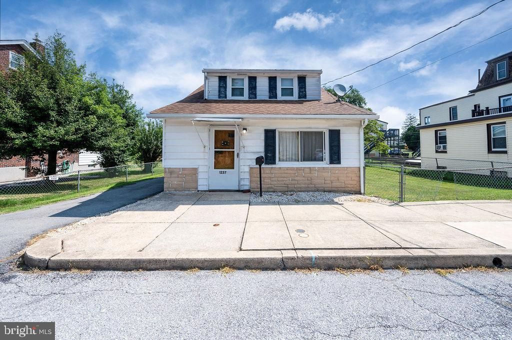 1237 CARBON ST, Reading, PA 19601
