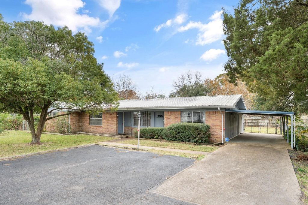 704 Cook Road, Winnie, TX 77665