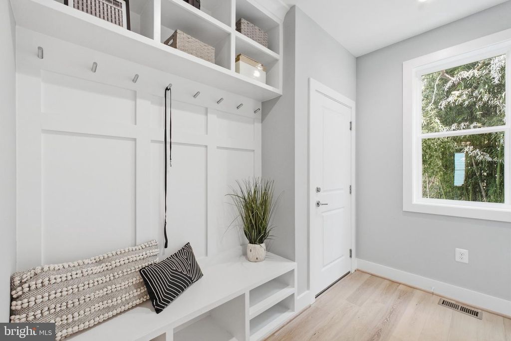 Image 16 of property listing at 6645 HALLWOOD AVE, Falls Church, VA 22046