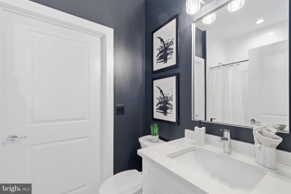 Image 17 of property listing at 6645 HALLWOOD AVE, Falls Church, VA 22046