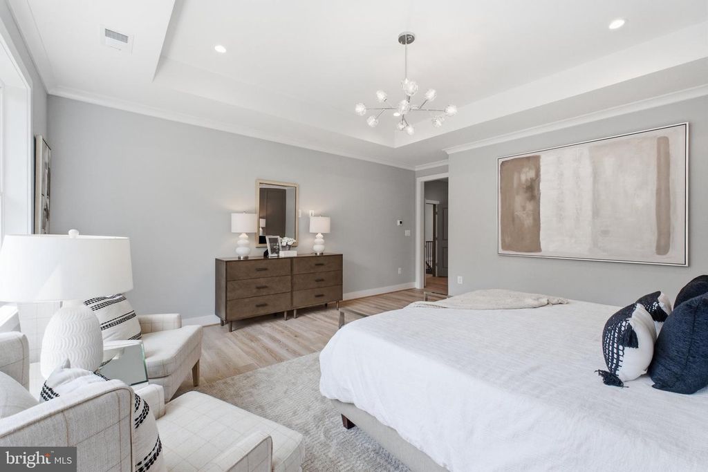 Image 26 of property listing at 6645 HALLWOOD AVE, Falls Church, VA 22046