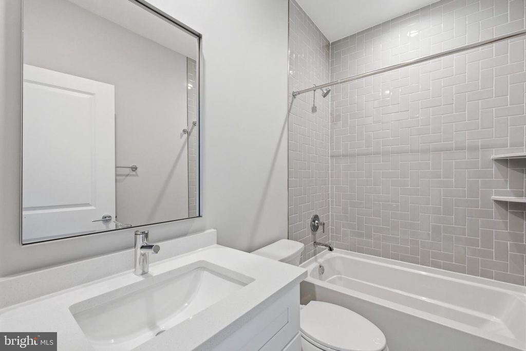 Image 33 of property listing at 6645 HALLWOOD AVE, Falls Church, VA 22046