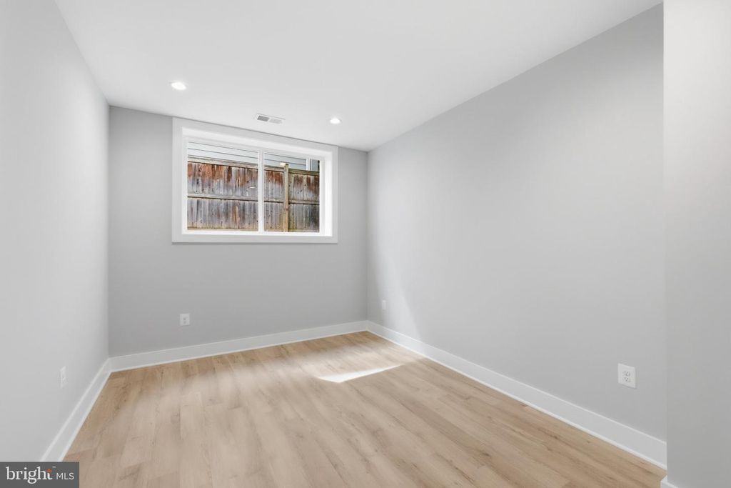 Image 39 of property listing at 6645 HALLWOOD AVE, Falls Church, VA 22046