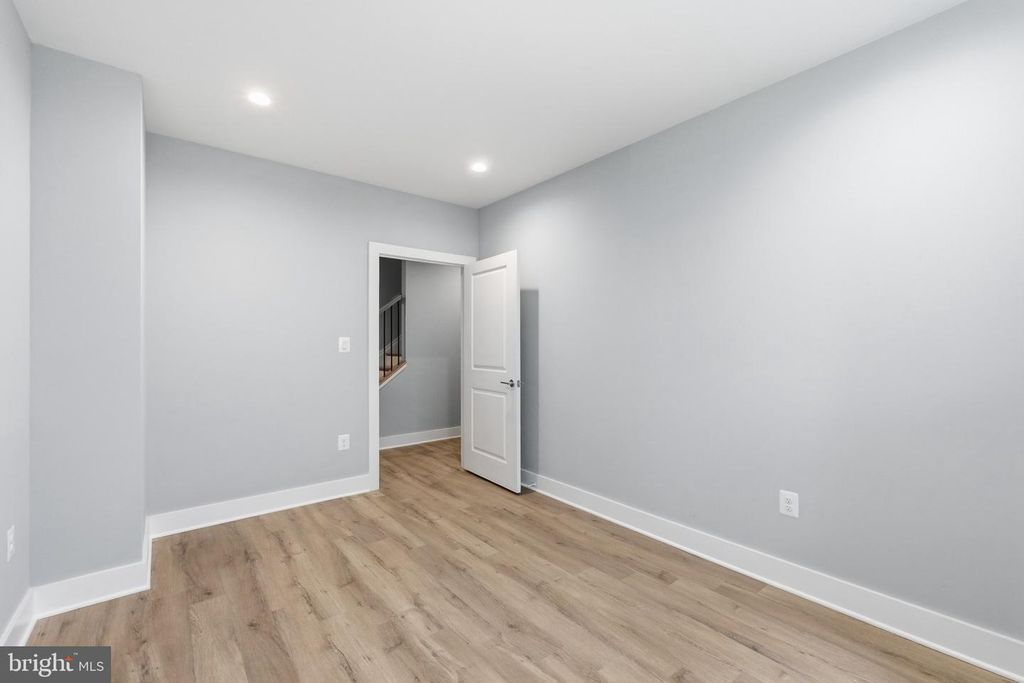 Image 40 of property listing at 6645 HALLWOOD AVE, Falls Church, VA 22046