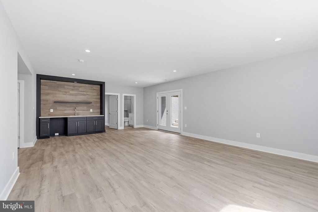 Image 41 of property listing at 6645 HALLWOOD AVE, Falls Church, VA 22046