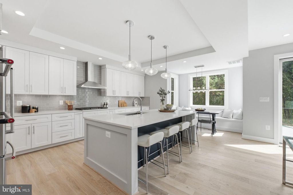 Image 8 of property listing at 6645 HALLWOOD AVE, Falls Church, VA 22046