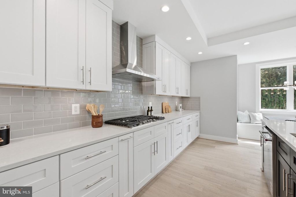 Image 9 of property listing at 6645 HALLWOOD AVE, Falls Church, VA 22046