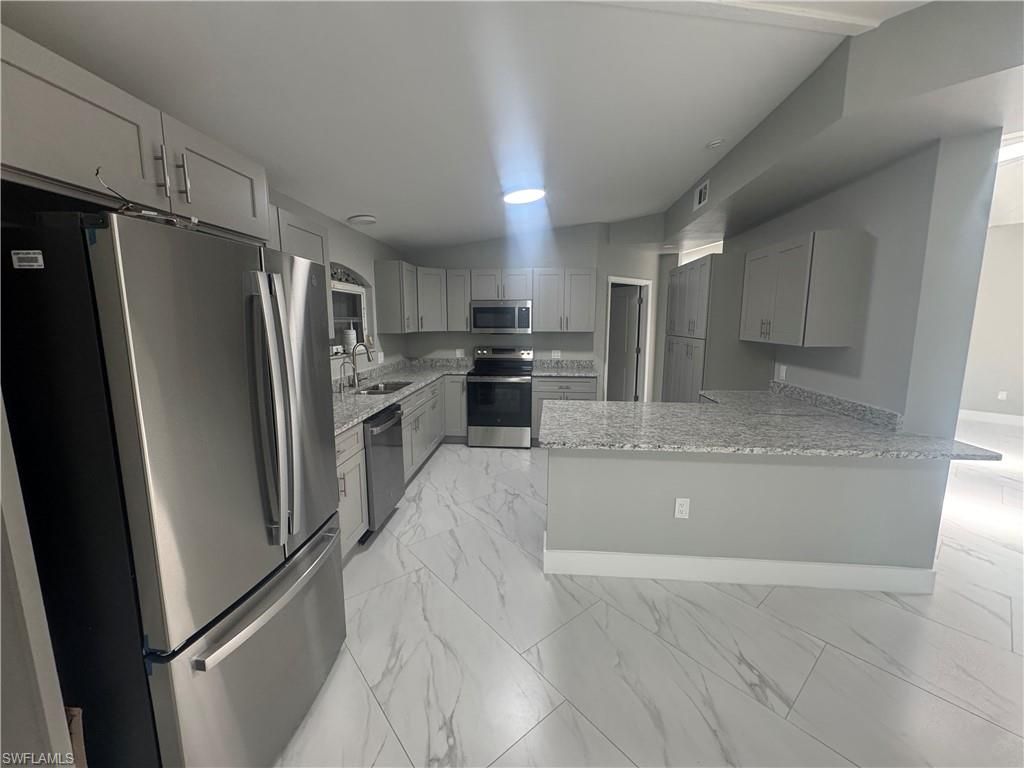 2400 Barcelona AVE, FORT MYERS, FL 33905 — photo 5