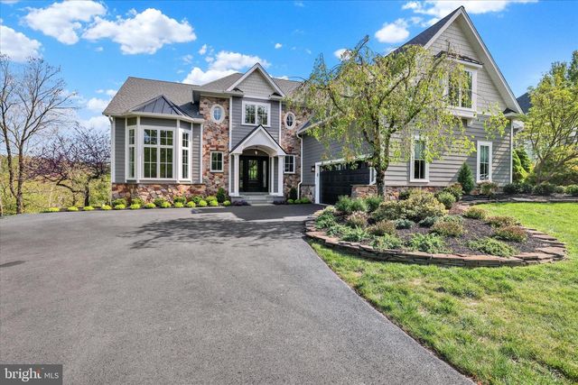 111 PINEWOOD CIR, New Hope, PA 18938