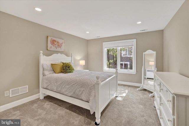111 PINEWOOD CIR, New Hope, PA 18938