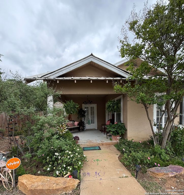 614 N 10th, Carrizo Springs, TX 78834