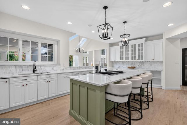 8 FAIRWAY DR, Voorhees, NJ 08043