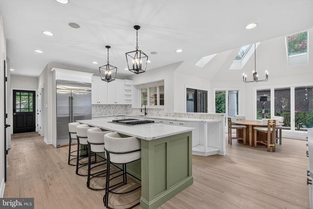 8 FAIRWAY DR, Voorhees, NJ 08043