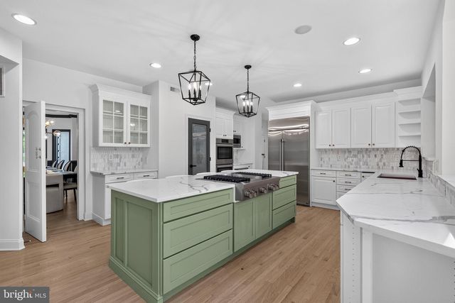 8 FAIRWAY DR, Voorhees, NJ 08043