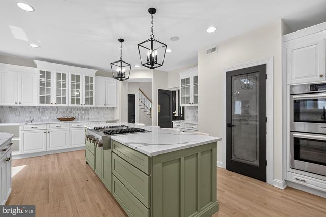 8 FAIRWAY DR, Voorhees, NJ 08043