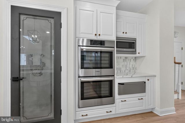 8 FAIRWAY DR, Voorhees, NJ 08043