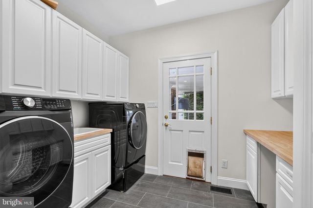 8 FAIRWAY DR, Voorhees, NJ 08043