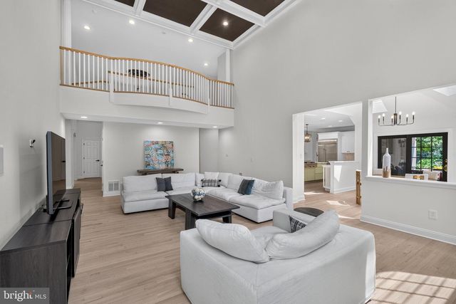 8 FAIRWAY DR, Voorhees, NJ 08043