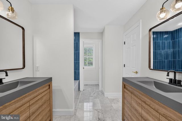 8 FAIRWAY DR, Voorhees, NJ 08043