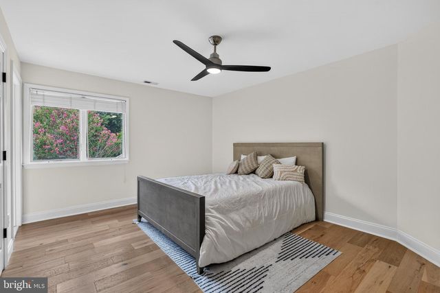 8 FAIRWAY DR, Voorhees, NJ 08043