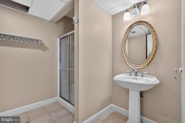 8 FAIRWAY DR, Voorhees, NJ 08043
