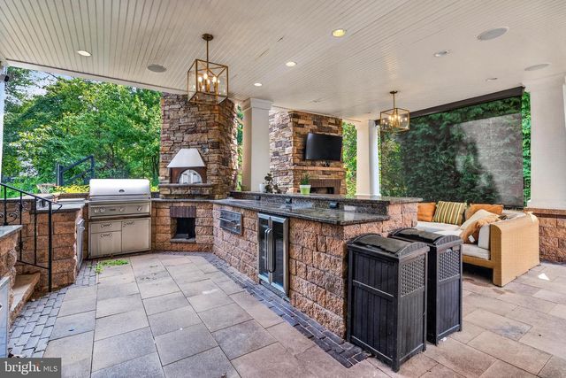 8 FAIRWAY DR, Voorhees, NJ 08043