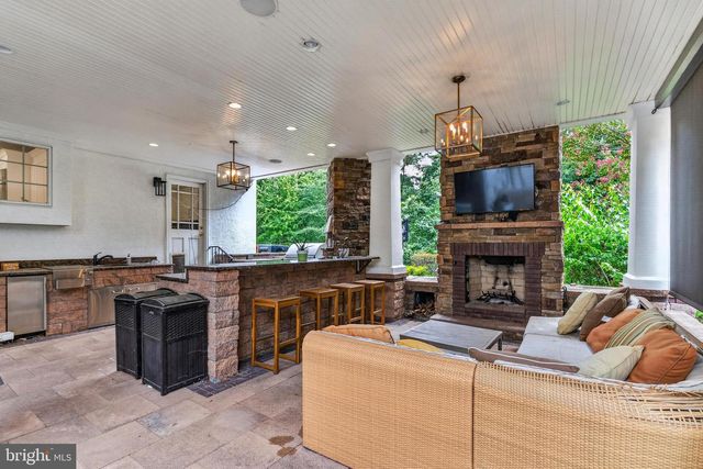 8 FAIRWAY DR, Voorhees, NJ 08043