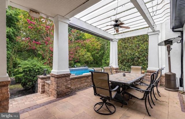 8 FAIRWAY DR, Voorhees, NJ 08043