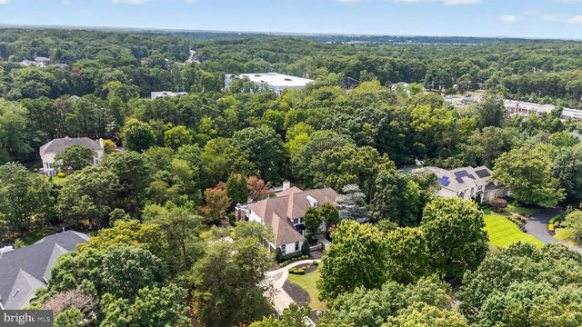 8 FAIRWAY DR, Voorhees, NJ 08043