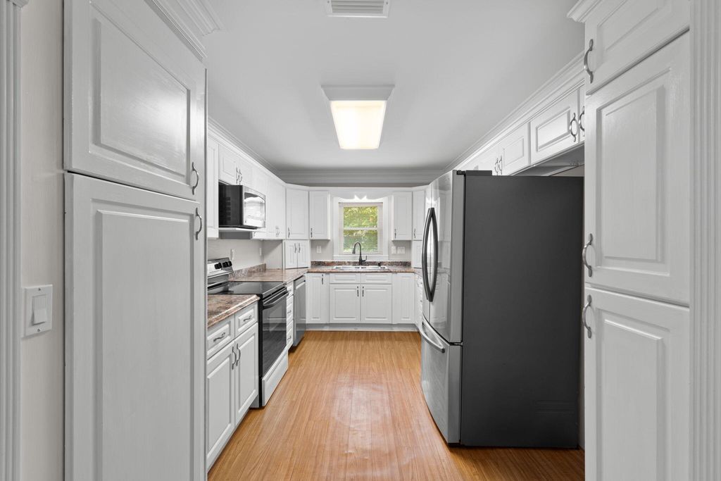 Image 10 of property listing at 920 NE Beachview Drive, Fort Walton Beach, FL 32547