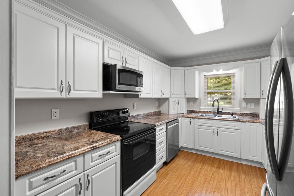 Image 11 of property listing at 920 NE Beachview Drive, Fort Walton Beach, FL 32547