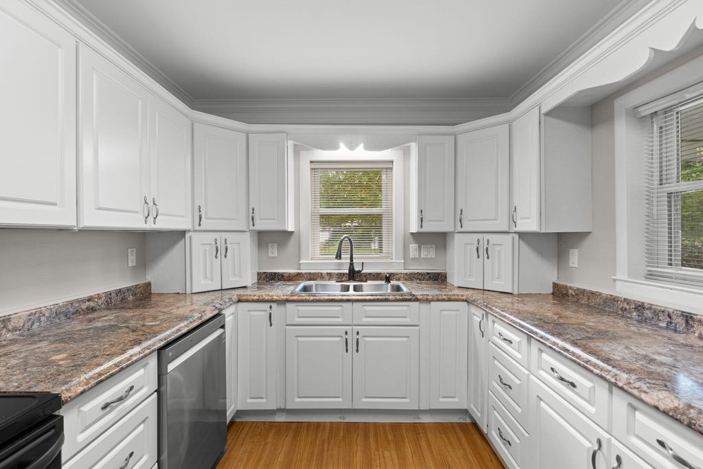 Image 12 of property listing at 920 NE Beachview Drive, Fort Walton Beach, FL 32547