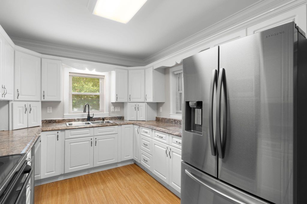 Image 13 of property listing at 920 NE Beachview Drive, Fort Walton Beach, FL 32547